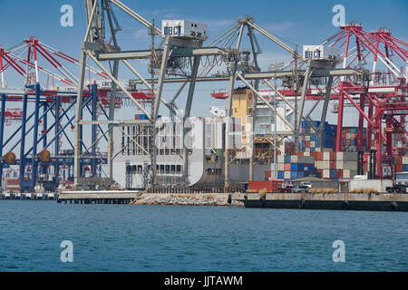Riesen-Containerschiff, OOCL Long Beach, Be- und Entladen auf Pier E am Long Beach Container Terminal, Kalifornien, USA. Stockfoto