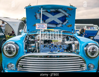 Nahaufnahme von Vintage mini Auto Motorhaube mit sauberem Motoröl und Schottische saltire Flagge, Räder und Kotflügel 2016, East Fortune, East Lothian, Schottland, Großbritannien Stockfoto