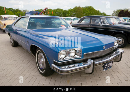 DEN BOSCH, Niederlande - 10. Mai 2015: Blau 1973 Buick LeSabre-Oldtimer. Stockfoto