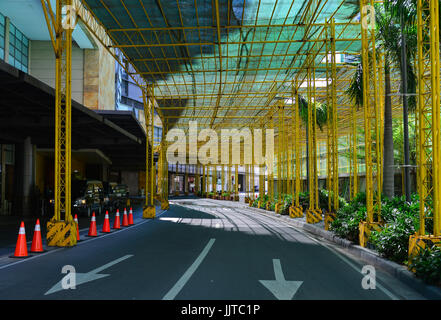 Manila, Philippinen - 14. April 2017. Straße in der Innenstadt von Manila, Philippinen. Manila ist ein wichtiges Zentrum für Handel, Banken, Einzelhandel, Dorfbe Stockfoto