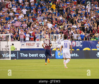 Philadelphia, PA USA - 19. Juli 2019: Jozy Altidore (27) der USA & Narciso Orellana (12) von El Salvador Kampf um die Kugel während 2017 Gold Cup Quarterfunal Stockfoto