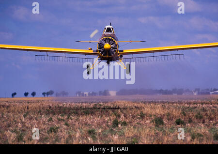 Eine landwirtschaftliche Fläche sprühen oder Crop duster Sprays Chemikalien auf einer Farm in Kansas. Stockfoto