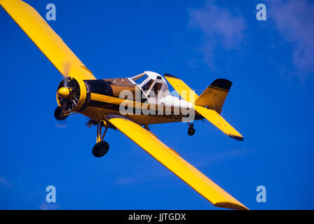 Eine landwirtschaftliche Fläche sprühen oder Crop duster Sprays Chemikalien auf einer Farm in Kansas. Stockfoto