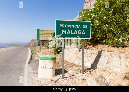 Am Straßenrand Zeichen informieren Fahrer treten sie Provinz Malaga in Spanien Stockfoto