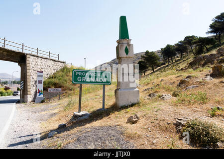 Am Straßenrand Zeichen informieren Fahrer treten sie Provinz Granada in Spanien Stockfoto