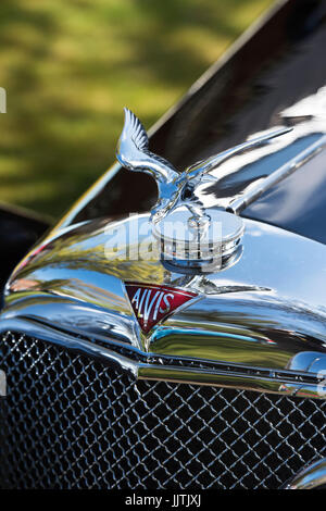 Silber Eagle Kühlerfigur auf einen Jahrgang 1939 Alvis Pkw in Bicester Heritage Centre, Oxfordshire, England Stockfoto