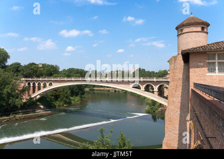 Pont-Saint-Michel-Brücke und Wehr über den Fluss Tarn mit einem Kanal zu sperren, Gaillac, Midi-Pyrénées, Frankreich Stockfoto