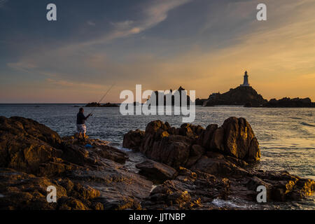 Ein Fischer am La Corbière an der Südwestküste der Insel Jersey im Ärmelkanal. Stockfoto