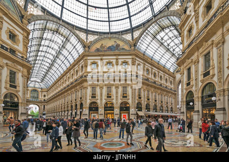 MAILAND ITALIEN DIE MASSEN IN DIE ARCADE-GALLERIA VITTORIO EMANUELE II Stockfoto