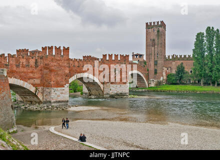 VERONA ITALIEN CASTELVECCHIO SCHLOSS EINE BRÜCKE ÜBER DIE ETSCH Stockfoto