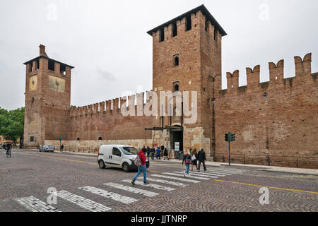 VERONA ITALIEN CASTELVECCHIO SCHLOSS ZWEI TÜRME MIT EINER ZUGBRÜCKE UND EINS MIT EINER UHR Stockfoto