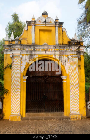 Kapelle Viacrucis-Stationen in der Straße von den Stufen des La Antigua Guatemala. Antike Tür in Antigua Guatemala. Stockfoto