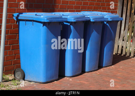 blaue Kunststoff Reciyling Behälter für Altpapier Stockfoto