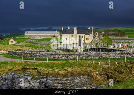 Schwarze Gewitterwolken überrollen zerstörten Kirche und das Balnakeil House, Herrenhaus aus dem 18. Jahrhundert in der Nähe von Durness, Sutherland, Schottisches Hochland, Schottland Stockfoto