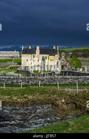 Schwarze Gewitterwolken überrollen zerstörten Kirche und das Balnakeil House, Herrenhaus aus dem 18. Jahrhundert in der Nähe von Durness, Sutherland, Schottisches Hochland, Schottland Stockfoto