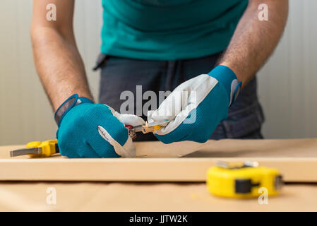 Bleistift mit Taschenmesser auf Holzarbeiten Workshoptisch, selektiven Fokus schärfen Handwerker Tischler Stockfoto