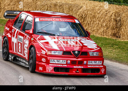 1993-Alfa Romeo 155 V6 TI DTM mit Fahrer Stefano Agazzi in 2017 Goodwood Festival of Speed, Sussex, UK. Stockfoto