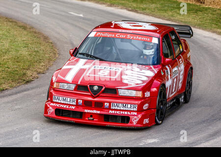 1993-Alfa Romeo 155 V6 TI DTM mit Fahrer Stefano Agazzi in 2017 Goodwood Festival of Speed, Sussex, UK. Stockfoto