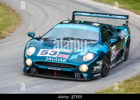 1993 Jaguar XJ220 LM Ausdauer Racer mit Fahrer Justin Law auf die 2017 Goodwood Festival of Speed, Sussex, UK. Stockfoto