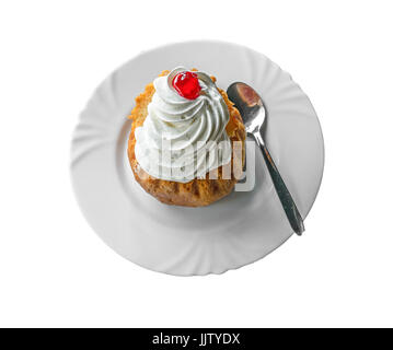 Savarin Kuchen mit Sahne und Sirup, Silberlöffel, weißen Teller isoliert. Stockfoto