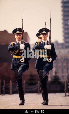 Russischen militärischen Wachen auf der Lenins Grab auf dem Roten Platz in Moskau Stockfoto