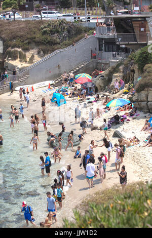 LA JOLLA, Kalifornien/USA - 15. Juli 2017: Masse von Menschen an einem warmen Sommertag genießen das Strandleben an der La Jolla Cove, Kalifornien Stockfoto