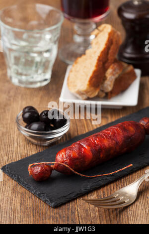 spanische Chorizo-Wurst auf schwarzem Schiefer Stockfoto