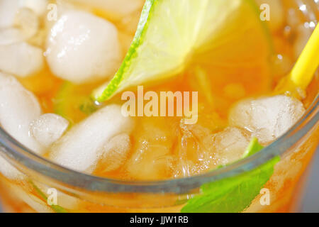 Aufwand für Glas Eistee mit Minze, Limette und einen Strohhalm Stockfoto