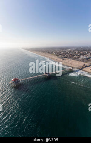 Luftaufnahmen von Huntington Beach Pier in der Nähe von Los Angeles, Kalifornien. Stockfoto