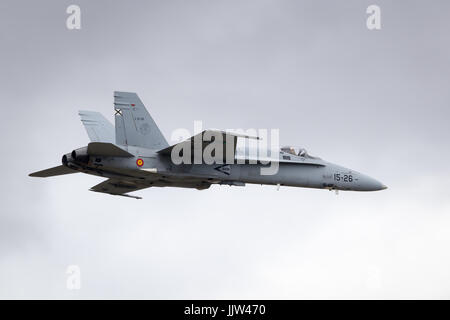 Spanische Luftwaffe Mcdonnell Douglas F/A-18 Hornet durchführen seine Aerobatic Anzeige bei Fairford International Air Tattoo RIAT 2017 Stockfoto