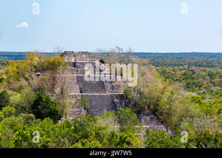 Blick auf die Pyramide als Struktur einer erhebt sich über dem Regenwald in Calakmul, Mexiko Stockfoto