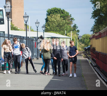 Jugendliche auf Plattform am Port Erin Bahnhof, Dampfzug Stockfoto