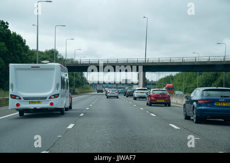 Sicht des Fahrers auf einer Autobahn in England, UK, Blick durch die Windschutzscheibe. Stockfoto