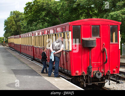 Vater und Sohn auf der Plattform in Port Erin Bahnhof, Dampfzug Stockfoto