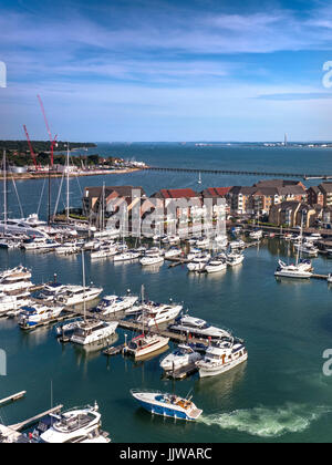 Ocean Village. Einzigartige erhöhte Ansicht von Admirals Quay Luxury Penthouse Apartment Luxury Marina und Yachten mit der Insel Weiß über Admirals Quay Hampshire Southampton, Großbritannien Stockfoto