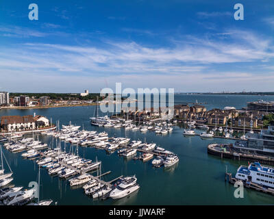 Ocean Village Southampton Einzigartige erhöhte Ansicht von Admirals Quay Penthouse von Luxus Marina und Yachten auf der Isle of White Admirals Quay Hampshire Southampton, Großbritannien Stockfoto