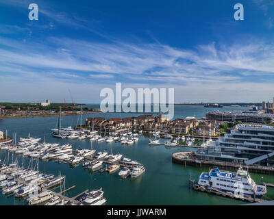 Admirals Kai Ocean Village.Unique erhöhte Ansicht von Admirals Kai Penthouse Luxus Yachthafen und Yachten auf der Isle of White Admirals Kai Hampshire Southampton UK Stockfoto