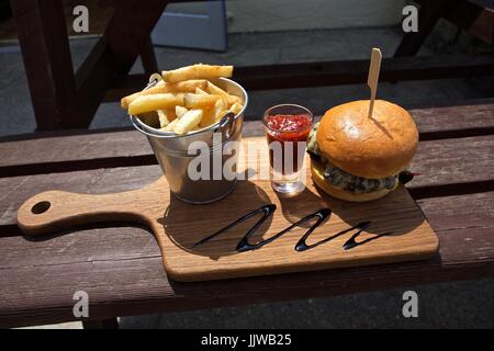 Luxus Burger und Pommes frites Stockfoto