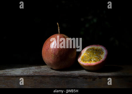 Eine frische Passionsfrucht (Marracuja). Stockfoto