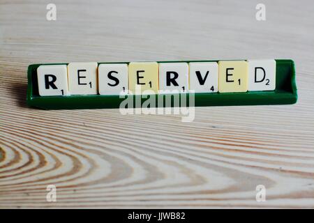 Eine reservierte Scrabble Fliesen Nachricht auf einem Tisch in der Lebensmittelindustrie verwendet Stockfoto