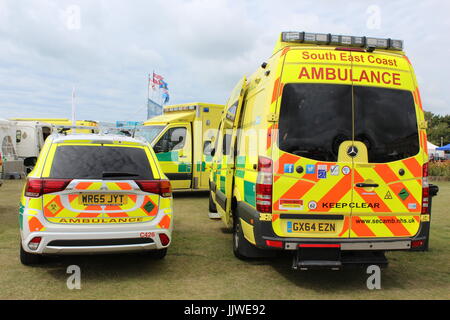 RÜCKSEITE DER SÜDOSTKÜSTE KRANKENWAGEN SERVICE NHS FOUNDATION TRUST SECAMB AMBULANZFAHRZEUGE MIT SANITÄTER AUTO UND KRANKENWAGEN Stockfoto