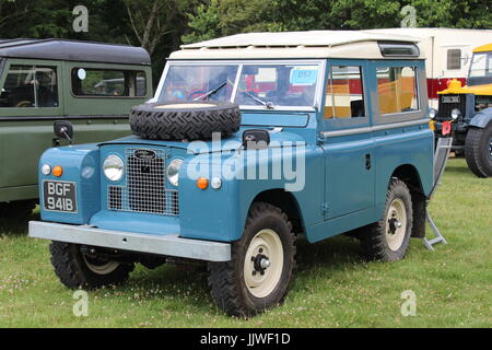 LAND ROVER SERIE IIA KOMBI BEI EINER OLDTIMER-SHOW Stockfoto