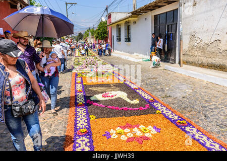 Antigua, Guatemala - 26. März 2017: Einheimische bilden & Prozession Teppiche während in der kolonialen Stadt mit berühmten Feierlichkeiten zur Karwoche Fastenzeit bewundern. Stockfoto