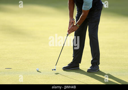 USAS Phil Mickelson putts am 18. während eines der The Open Championship 2017 im Royal Birkdale Golf Club, Southport. PRESSEVERBAND Foto. Bild Datum: Donnerstag, 20. Juli 2017. Vgl. PA Geschichte GOLF Open. Bildnachweis sollte lauten: Andrew Matthews/PA Wire. Einschränkungen: Nur zur redaktionellen Verwendung. Keine kommerzielle Nutzung. Standbild-Gebrauch bestimmt. Die Open Championship Logo und klare Verbindung zu The Open Website (TheOpen.com) auf Website-Veröffentlichung enthalten sein. Stockfoto