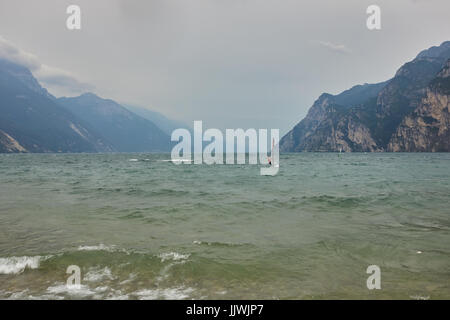 Den Gardasee an windigen Sommertagen. Riva del Garda. Italien Stockfoto