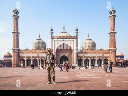 Männliche Touristen posieren für Bild in Jama Masjid Moschee in Delhi, Indien. Stockfoto