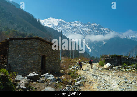 Trekking Trail durch das Dorf Bagarchhap, Annapurna region, Nepal. Stockfoto