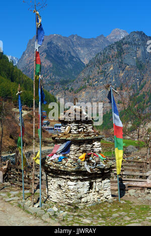 Buddhistische Chorten und Gebet Flaggen in Thanchok, Annapurna Region, Nepal. Stockfoto