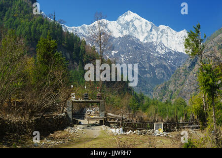 Tor zum Dorf Chhitepu auf dem Annapurna Circuit, Nepal. Stockfoto