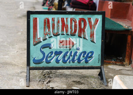 Handgemaltes Schild Werbung einen Wäsche-Service in Nepal. Stockfoto